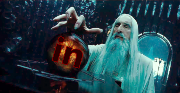 Saruman che osserva il Palantir, con sovraimpresse le lettere 'in' di LinkedIn. I diritti dell'immagine appartengono a Middle-earth Enterprises, fair use.