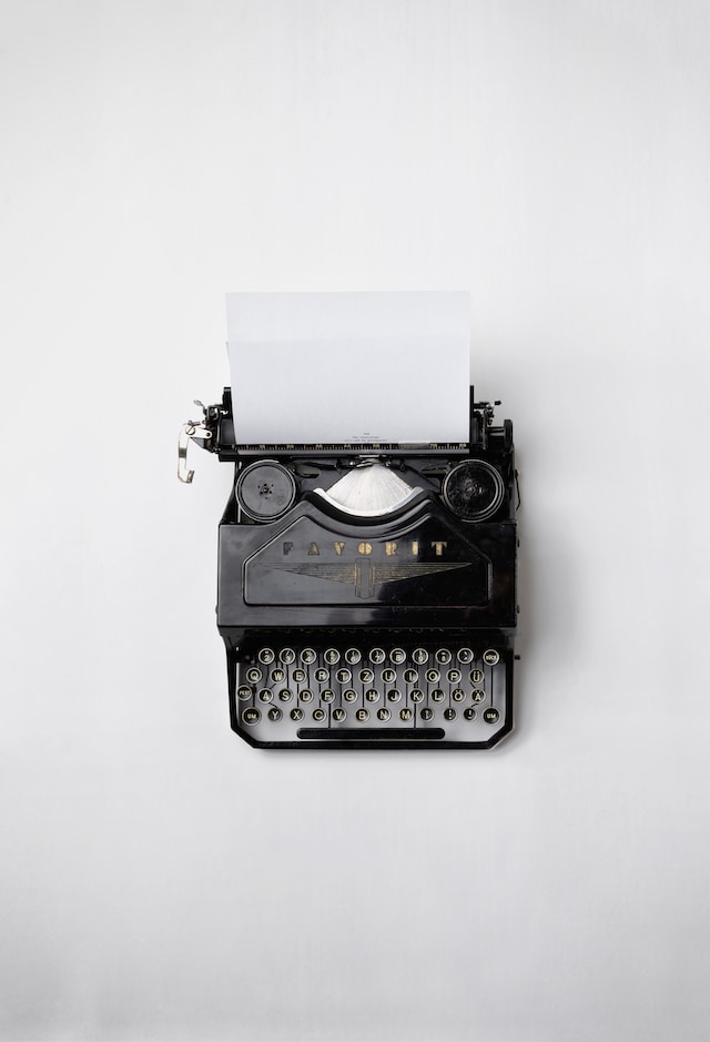 Foto di una macchina da scrivere meccanica antica con pulsanti tondi.